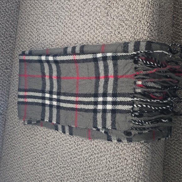 Burberry  scarf  Authentic - Picture 2 of 2